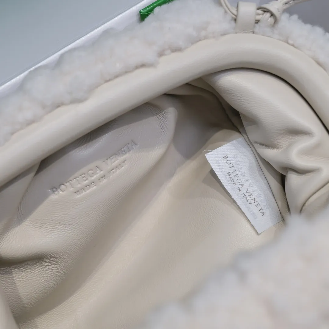The small white 🐱 BV pouch cloud bag is a fluffy style. It’s here, it’s here, it’s here with the fluff. You’ll know how cute it is when you see the real thing! The soft and fluffy feel is really great. Rua, this year’s furry style, I stand on bv! ! Whether it is a jodie cloud bag or a tote, not all curly teddy fur can be used to make goods. The curl size of the fur directly affects the similarity of the entire bag. Material: full fur and lambskin ➕ lambskin lining is much more expensive than full leather! Again, if you don’t want to develop ZP, of course you have to be willing to spend money ~ 22*13*5,